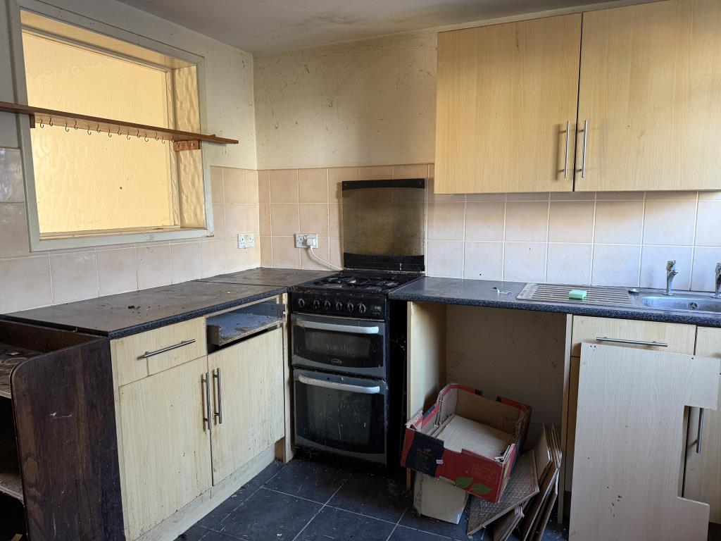 Lot: 158 - TERRACE HOUSE FOR IMPROVEMENT - Kitchen
